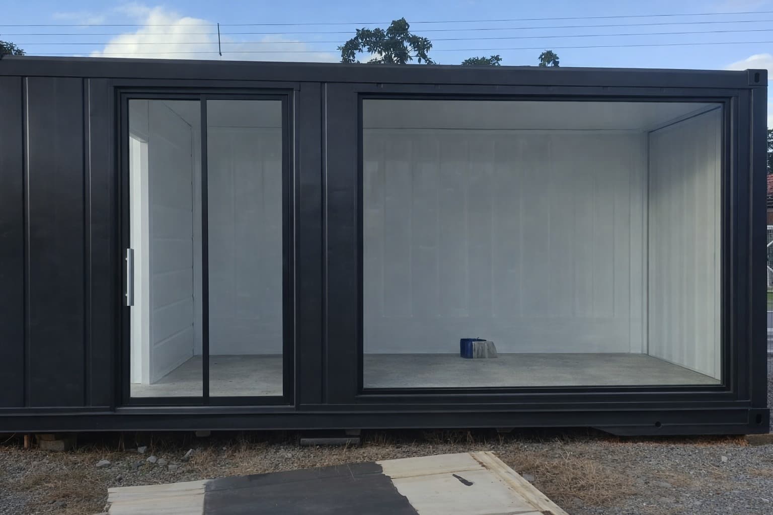 Unidade container em ambiente industrial ou comercial